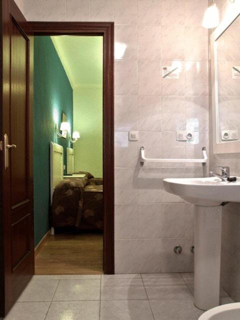 Hostal El Caballo Blanco Osuna Bagian luar foto